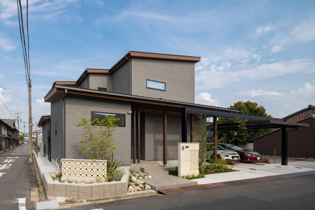 カーポートガレージと花ブロックの調和した美しいデザインのモダン和風住宅外観