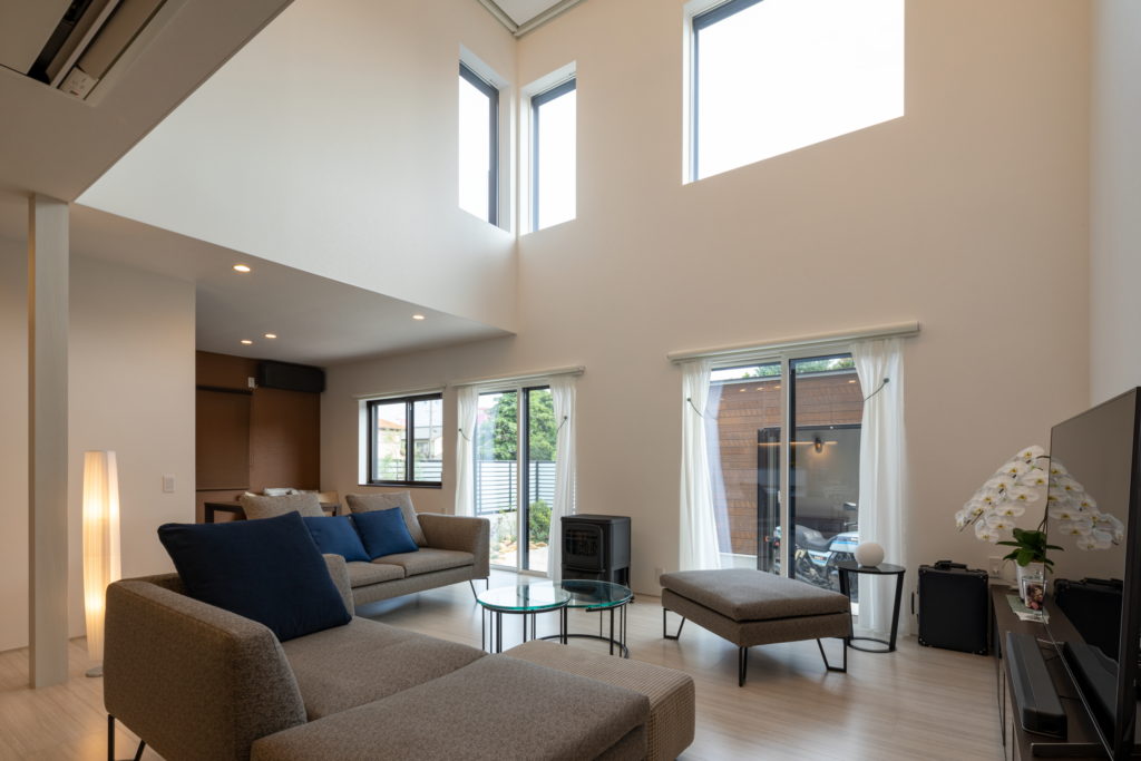 窓の大きいLDKは吹抜け